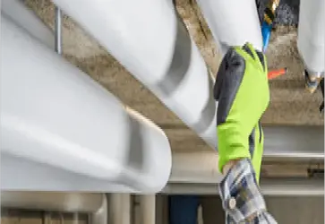 Rohrreparatur unter Waschbecken durch Techniker bei Kanaltechnik Besold